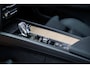 Volvo XC60 2.0 T6 Plug-in hybrid AWD Ultra Dark | SOH 99% | Panoramadak | Luchtvering | Trekhaak | Head-Up Display | 360° Camera | Harman/Kardon Audio | Sportstoelen | Lichtmetalen Velgen 20 inch | Elektrische Achterklep | Parkeersensoren
