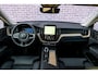 Volvo XC60 2.0 T6 Plug-in hybrid AWD Ultra Dark | SOH 99% | Panoramadak | Luchtvering | Trekhaak | Head-Up Display | 360° Camera | Harman/Kardon Audio | Sportstoelen | Lichtmetalen Velgen 20 inch | Elektrische Achterklep | Parkeersensoren