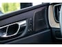 Volvo XC60 2.0 T6 Plug-in hybrid AWD Ultra Dark | SOH 99% | Panoramadak | Luchtvering | Trekhaak | Head-Up Display | 360° Camera | Harman/Kardon Audio | Sportstoelen | Lichtmetalen Velgen 20 inch | Elektrische Achterklep | Parkeersensoren