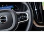 Volvo XC60 2.0 T6 Plug-in hybrid AWD Ultra Dark | SOH 99% | Panoramadak | Luchtvering | Trekhaak | Head-Up Display | 360° Camera | Harman/Kardon Audio | Sportstoelen | Lichtmetalen Velgen 20 inch | Elektrische Achterklep | Parkeersensoren