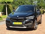 BMW X1 sDrive20i Sportif | All-Black | Uniek | Custom | 19 inch | Nav