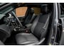 Land Rover Discovery Sport 1.5 P270e Dynamic SE Full Options SOH: 98,7% Panodak Leer Navi Camera PDC LM velgen Elektr. achterklep Elektr. trekhaak Meridian Soundsystem Climate Memory seats Stoelverwarming voor & achter LM velgen