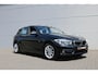 BMW 1-Serie 118i Sport Aut (Orig NL! NAP! Sportinterieur Navi Cruise Led Trekhaak Lmv Pdc)