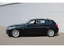BMW 1-Serie 118i Sport Aut (Orig NL! NAP! Sportinterieur Navi Cruise Led Trekhaak Lmv Pdc)