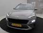 Hyundai Kona 1.6 GDI HEV Premium / Lederen bekleding / HUD Display / Navigatie / Adaptieve Cruise Control / Elektrisch stoel voor / Stoel verwarming & koeling voor / NL Auto / Historie aanwezig /