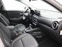 Hyundai Kona 1.6 GDI HEV Premium / Lederen bekleding / HUD Display / Navigatie / Adaptieve Cruise Control / Elektrisch stoel voor / Stoel verwarming & koeling voor / NL Auto / Historie aanwezig /