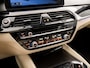 BMW 5-Serie 530e M Sport High Executive 293Pk Automaat (GROOT NAVI, M PAKKET, HEAD-UP DISPLAY, APPLE CARPLAY, HARMAN/KARDON, ELEK SPORTSTOELEN, CAMERA, STOELVERWARMING, NIEUWSTAAT)