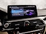 BMW 5-Serie 530e M Sport High Executive 293Pk Automaat (GROOT NAVI, M PAKKET, HEAD-UP DISPLAY, APPLE CARPLAY, HARMAN/KARDON, ELEK SPORTSTOELEN, CAMERA, STOELVERWARMING, NIEUWSTAAT)
