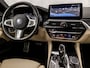 BMW 5-Serie 530e M Sport High Executive 293Pk Automaat (GROOT NAVI, M PAKKET, HEAD-UP DISPLAY, APPLE CARPLAY, HARMAN/KARDON, ELEK SPORTSTOELEN, CAMERA, STOELVERWARMING, NIEUWSTAAT)