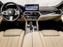 BMW 5-Serie 530e M Sport High Executive 293Pk Automaat (GROOT NAVI, M PAKKET, HEAD-UP DISPLAY, APPLE CARPLAY, HARMAN/KARDON, ELEK SPORTSTOELEN, CAMERA, STOELVERWARMING, NIEUWSTAAT)