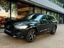 Volvo XC60 2.0 Recharge T6 AWD R-Design|Pano|Camera|CarPlay|Zwart-Zwart