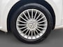 Volkswagen Up! 1.0 high up! BlueMotion | Cruise Control | Airco | Parkeersensoren achter | 15" inch velgen | 12 maanden garantie |
