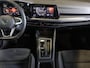 Volkswagen Golf 1.5 eTSI R-Line Business+ 150pk / Dodehoek detectie / Elektrisch verstelbare stoelen met geheugen / Achteruitrijcamera / Stoelverwarming / Apple carplay /