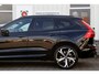 Volvo XC60 2.0 T6 Plug-in hybrid Long Range AWD Plus Dark*Perfect Volvo Onderh.*Pano/Elek. Trekhaak/R-Design Stoelen/Stoelverw.V+A/Stuurverw./ACC/Pilot ass./360 Camera/Memorie/BLIS/Parkeersens.V+A/21 inch LM*