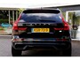 Volvo XC60 2.0 T6 Plug-in hybrid Long Range AWD Plus Dark*Perfect Volvo Onderh.*Pano/Elek. Trekhaak/R-Design Stoelen/Stoelverw.V+A/Stuurverw./ACC/Pilot ass./360 Camera/Memorie/BLIS/Parkeersens.V+A/21 inch LM*