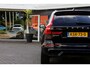 Volvo XC60 2.0 T6 Plug-in hybrid Long Range AWD Plus Dark*Perfect Volvo Onderh.*Pano/Elek. Trekhaak/R-Design Stoelen/Stoelverw.V+A/Stuurverw./ACC/Pilot ass./360 Camera/Memorie/BLIS/Parkeersens.V+A/21 inch LM*