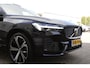 Volvo XC60 2.0 T6 Plug-in hybrid Long Range AWD Plus Dark*Perfect Volvo Onderh.*Pano/Elek. Trekhaak/R-Design Stoelen/Stoelverw.V+A/Stuurverw./ACC/Pilot ass./360 Camera/Memorie/BLIS/Parkeersens.V+A/21 inch LM*