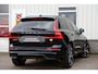 Volvo XC60 2.0 T6 Plug-in hybrid Long Range AWD Plus Dark*Perfect Volvo Onderh.*Pano/Elek. Trekhaak/R-Design stoelen/Stoelverw.V+A/Stuurverw./ACC/Pilot ass./360 Camera/Memorie/BLIS/Parkeersens.V+A/21 inch LM*