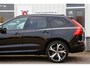Volvo XC60 2.0 T6 Plug-in hybrid Long Range AWD Plus Dark*Perfect Volvo Onderh.*Pano/Elek. Trekhaak/R-Design stoelen/Stoelverw.V+A/Stuurverw./ACC/Pilot ass./360 Camera/Memorie/BLIS/Parkeersens.V+A/21 inch LM*