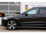 Volvo XC60 2.0 T6 Plug-in hybrid Long Range AWD Plus Dark*Perfect Volvo Onderh.*Pano/Elek. Trekhaak/R-Design stoelen/Stoelverw.V+A/Stuurverw./ACC/Pilot ass./360 Camera/Memorie/BLIS/Parkeersens.V+A/21 inch LM*