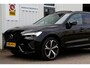 Volvo XC60 2.0 T6 Plug-in hybrid Long Range AWD Plus Dark*Perfect Volvo Onderh.*Pano/Elek. Trekhaak/R-Design stoelen/Stoelverw.V+A/Stuurverw./ACC/Pilot ass./360 Camera/Memorie/BLIS/Parkeersens.V+A/21 inch LM*