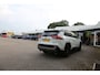 Toyota RAV4 2.5 Hybrid Bi-Tone*Fabrieksgarantie t/m01-2030*Perfect Toyota onderh.*Parelmoer Wit/Trekhaak/Half Leder/Stoelverw./Stuurverw./Elek. Klep/Keyless Entry+Go/Camera/Parkeersens./18 inch LM*