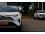 Toyota RAV4 2.5 Hybrid Bi-Tone*Fabrieksgarantie t/m01-2030*Perfect Toyota onderh.*Parelmoer Wit/Trekhaak/Half Leder/Stoelverw./Stuurverw./Elek. Klep/Keyless Entry+Go/Camera/Parkeersens./18 inch LM*