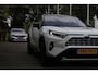 Toyota RAV4 2.5 Hybrid Bi-Tone*Fabrieksgarantie t/m01-2030*Perfect Toyota onderh.*Parelmoer Wit/Trekhaak/Half Leder/Stoelverw./Stuurverw./Elek. Klep/Keyless Entry+Go/Camera/Parkeersens./18 inch LM*