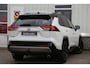 Toyota RAV4 2.5 Hybrid Bi-Tone*Fabrieksgarantie t/m01-2030*Perfect Toyota onderh.*Parelmoer Wit/Trekhaak/Half Leder/Stoelverw./Stuurverw./Elek. Klep/Keyless Entry+Go/Camera/Parkeersens./18 inch LM*