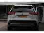 Toyota RAV4 2.5 Hybrid Bi-Tone*Fabrieksgarantie t/m01-2030*Perfect Toyota onderh.*Parelmoer Wit/Trekhaak/Half Leder/Stoelverw./Stuurverw./Elek. Klep/Keyless Entry+Go/Camera/Parkeersens./18 inch LM*