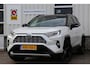 Toyota RAV4 2.5 Hybrid Bi-Tone*Fabrieksgarantie t/m01-2030*Perfect Toyota onderh.*Parelmoer Wit/Trekhaak/Half Leder/Stoelverw./Stuurverw./Elek. Klep/Keyless Entry+Go/Camera/Parkeersens./18 inch LM*
