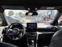 Toyota Yaris Cross 1.5 Hybrid Launch Edition ALL-SEASON TREKHAAK STOEL/STUURVERW HUD BLINDSPOT PARK-SENSOREN APPLE/ANDROID KEYLESS LEDER ELEK-ACHTERKLEP LM-VELGEN