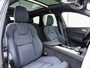 Volvo XC60 T6 350pk AWD Ultra Dark / Luchtvering / Bowers en Wilkins audio / Navy Herringbone bekleding / HUD / Panorama dak /