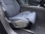 Volvo XC60 T6 350pk AWD Ultra Dark / Luchtvering / Bowers en Wilkins audio / Navy Herringbone bekleding / HUD / Panorama dak /