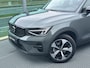 Volvo XC40 2.0 B4 Plus Dark Mild hybrid, Automaat, Trekhaak semi elektrisch wegklapbaar, 19 inch wielen met all-season banden, Verwarmde voorruit, Stoel- en stuurwielverwarming