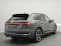 Audi E-tron 55 quattro S edition 95 kWh | Soh 97% | LED Matrix | Leder | Panoramadak | Elek. Achterklep | Head-up Display | Navigatie | Side assist | Stoelverwarming Voor & Achter | 360 camera |