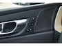 Volvo XC60 T6 Plug-in Hybrid Ultra Dark | Luchtvering | Trekhaak | Verwarmbare voorstoelen en achterbank | Premium audio by Harman Kardon | Keyless | Verwarmbaar stuurwiel |
