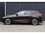 Volvo XC60 T6 Plug-in Hybrid Ultra Dark | Luchtvering | Trekhaak | Verwarmbare voorstoelen en achterbank | Premium audio by Harman Kardon | Keyless | Verwarmbaar stuurwiel |