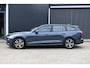 Volvo V60 2.0 B4 Plus Dark | Semi Elek. inklapbare trekhaak | Stoel-stuurwiel verwarming | Adaptieve cruise Controle met pilot assist | Blis blind spot informatie systeem | achteruitrij camera |