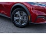 Ford Mustang Mach-E RWD 75 kWh | Trekhaak | Keyless Entry | Elektrische Achterklep | Bang Olufsen Audio | 360 Graden Camera | Parkeersensoren | Stoelverwarming | Cruise Control Adaptief | Navigatie | Apple Carplay | Android Auto