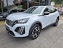 Peugeot 2008 1.2i Allure 131pk | 2025 | Premium kleur | Leder | Fabr. gar. | Zeer nette staat!