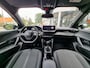 Peugeot 2008 1.2i Allure 131pk | 2025 | Premium kleur | Leder | Fabr. gar. | Zeer nette staat!