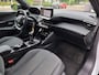 Peugeot 2008 1.2i Allure 131pk | 2025 | Premium kleur | Leder | Fabr. gar. | Zeer nette staat!