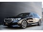 BMW 5-Serie Touring 520i M-Sport Pro 208PK|BTW|Pano|Camera|HUD|H&K|Laser|Iconic Sounds|Sfeer|Trekhaak e.o