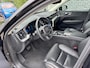Volvo XC60 B4 Ultimate Bright | Panoramadak | Harman Kardon Audio | Head-up Display | 360 Graden Camera | Keyless Entry | Elektrische Achterklep | Elektrisch Verstelbare Voorstoelen | Stoelverwarming voor en achter | Parkeerverwarming | Lichtmetalen Velgen 21 inch | Navigatie | Apple Carplay | Android Auto