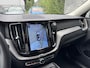 Volvo XC60 B4 Ultimate Bright | Panoramadak | Harman Kardon Audio | Head-up Display | 360 Graden Camera | Keyless Entry | Elektrische Achterklep | Elektrisch Verstelbare Voorstoelen | Stoelverwarming voor en achter | Parkeerverwarming | Lichtmetalen Velgen 21 inch | Navigatie | Apple Carplay | Android Auto