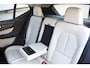 Volvo XC40 T5 247PK AWD Inscription Automaat / Navigatie / Adaptive Cruise control / 360 Camera / 20'' velgen / Panorama schuif-kanteldak / Harman Kardon / Elektrisch verstelbare stoelen met geheugen / Stoelverwarming v+a / Stuurverwarming / Trekhaak
