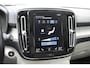 Volvo XC40 T5 247PK AWD Inscription Automaat / Navigatie / Adaptive Cruise control / 360 Camera / 20'' velgen / Panorama schuif-kanteldak / Harman Kardon / Elektrisch verstelbare stoelen met geheugen / Stoelverwarming v+a / Stuurverwarming / Trekhaak