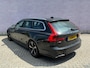 Volvo V90 2.0 T4 R-Design | Achteruitrijcamera | Parkeersensoren | Elektrische Achterklep | Sportstoelen | LED Koplampen Adaptief | Navigatie | Apple Carplay | Android Auto | Stoelverhogers | Stoelverwarming | Cruise Control Adaptief | BLIS