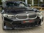 BMW 3-Serie Touring 320e M-Sport, Pano, Trekhaak, Camera, BTW, HUD, Rijklaar!